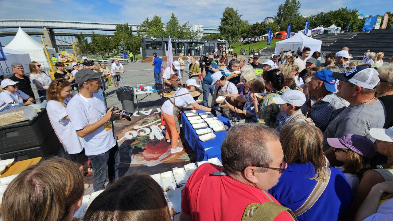Фото Гигантская яичница и турнир по ловле рыбы. Опубликованы кадры масштабного «Пикник феста» на Михайловской набережной 5 - Сиб.ФМ Фото Гигантская яичница и турнир по ловле рыбы. Опубликованы кадры масштабного «Пикник феста» на Михайловской набережной 5